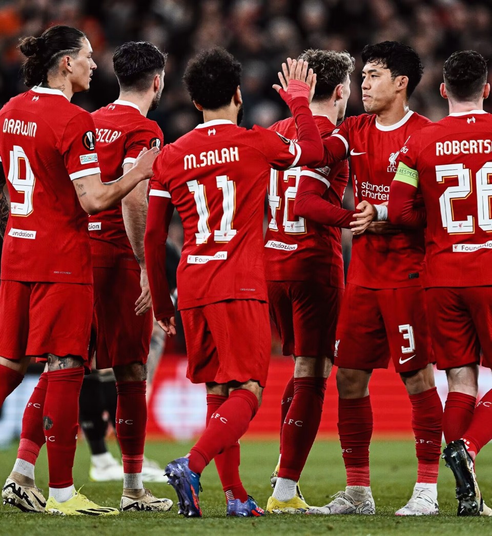 电竞竞猜-利物浦训练开放日；赛前远射贴柱引欢呼；葡超在即；训练强度明显提升(英超2324三种比赛用球)